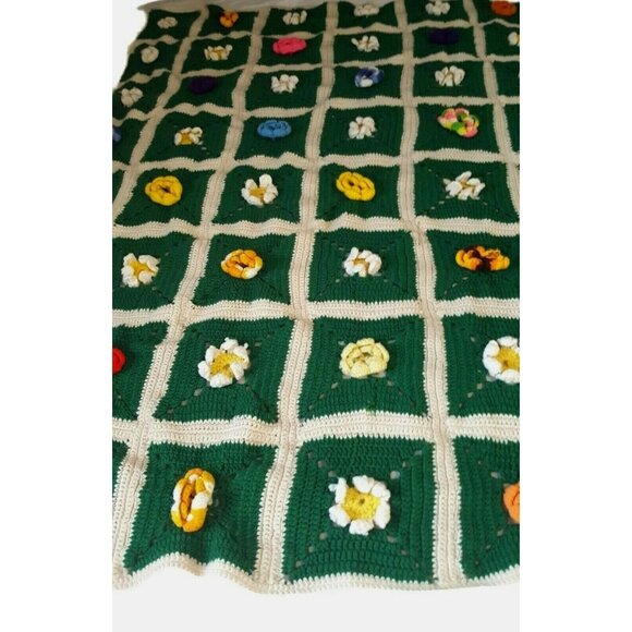 Hand Made Other - Vintage granny square Afghan flower center Green White 43 x 58 Crochet Hand Made